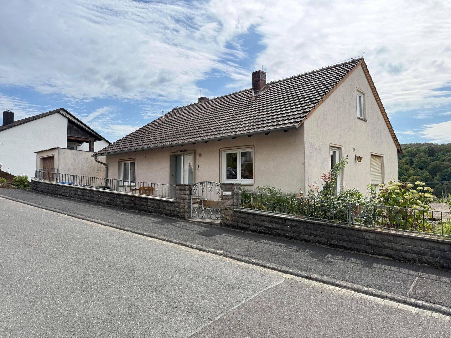 Rohdiamant in Wüstenzell: Einfamilienhaus mit Einliegerwohnung, 97292 Holzkirchen