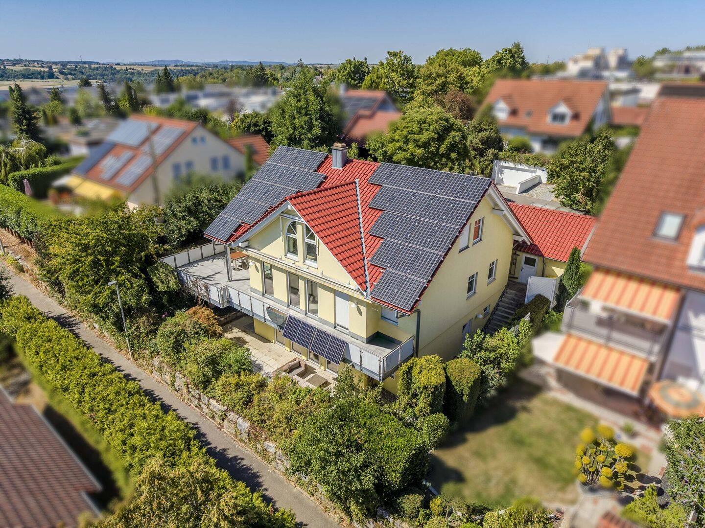 Exklusives Wohnen mit Einliegerwohnung in begehrter Sackgassenlage, 71686 Remseck am Neckar