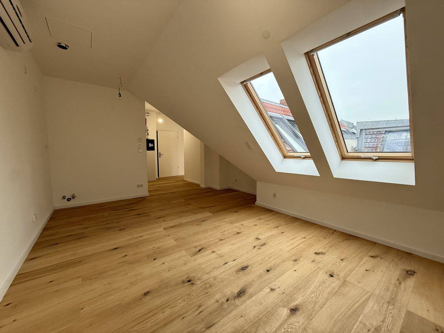 Zentral und neu: 2-Zimmer-Dachgeschosswohnung mit Aufzug und Ost-Terrasse, 10553 Berlin (Mitte Moabit)