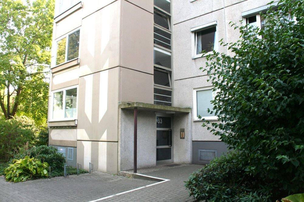 **Attraktive 4-Zimmer-Wohnung mit großem Balkon nebst Garage in Laatzen-Mitte**, 30880 Laatzen