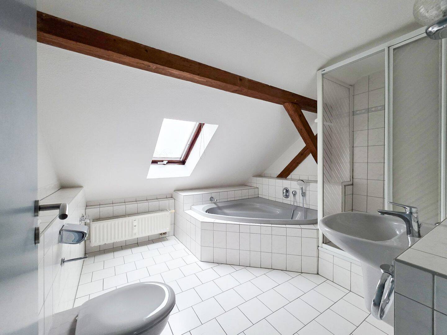 Eckbadewanne und Dusche – Tolle 3 Zimmer DG Wohnung mit Gartennutzung, 7545 Gera (Bieblach Innenstadt Ostviertel Pforten Untermhaus)