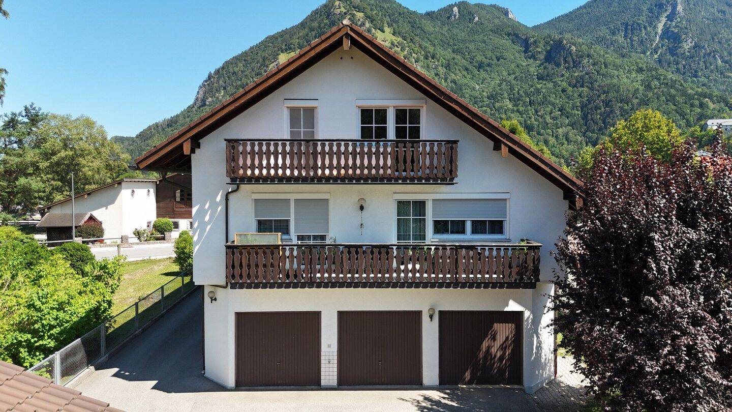 Saniertes Dachgeschoss: 2,5 Zimmer, Westbalkon & praktischem Grundriss, 83250 Marquartstein