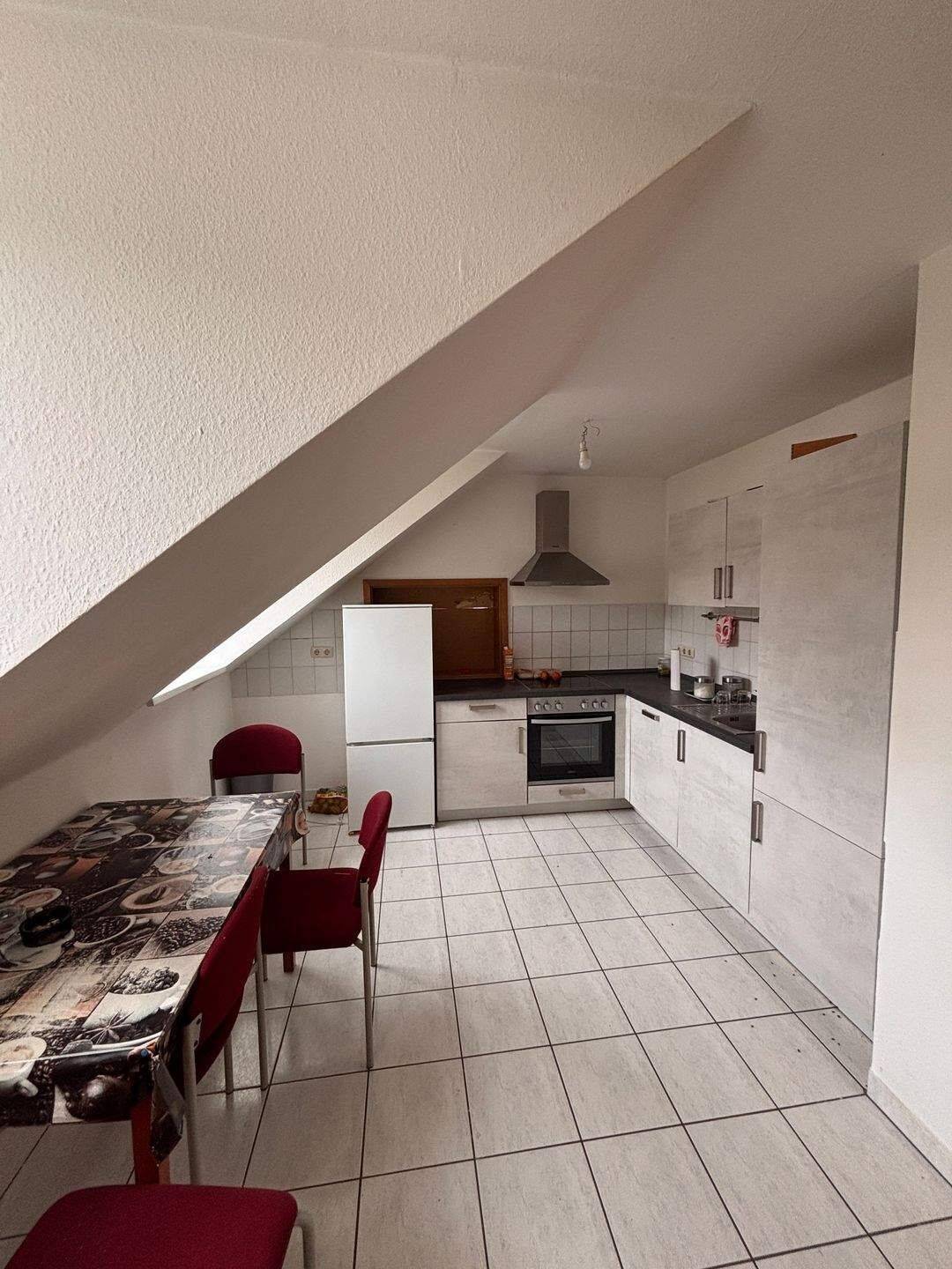 Renovierte 2-Zimmer-Dachgeschosswohnung mit Einbauküche in ruhiger Lage von Schmölln, 4626 Schmölln