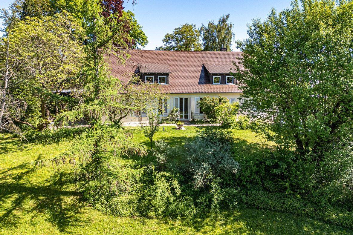 Großzügiges Domizil mit weitläufigem Garten und Schwimmbadhaus, 71522 Backnang