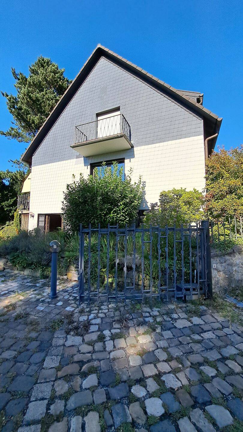 Einfamilienhaus mit 170 m², großem Garten und 5 Garagen in Stolberg (Rheinland), 52222 Stolberg (Rhld.)