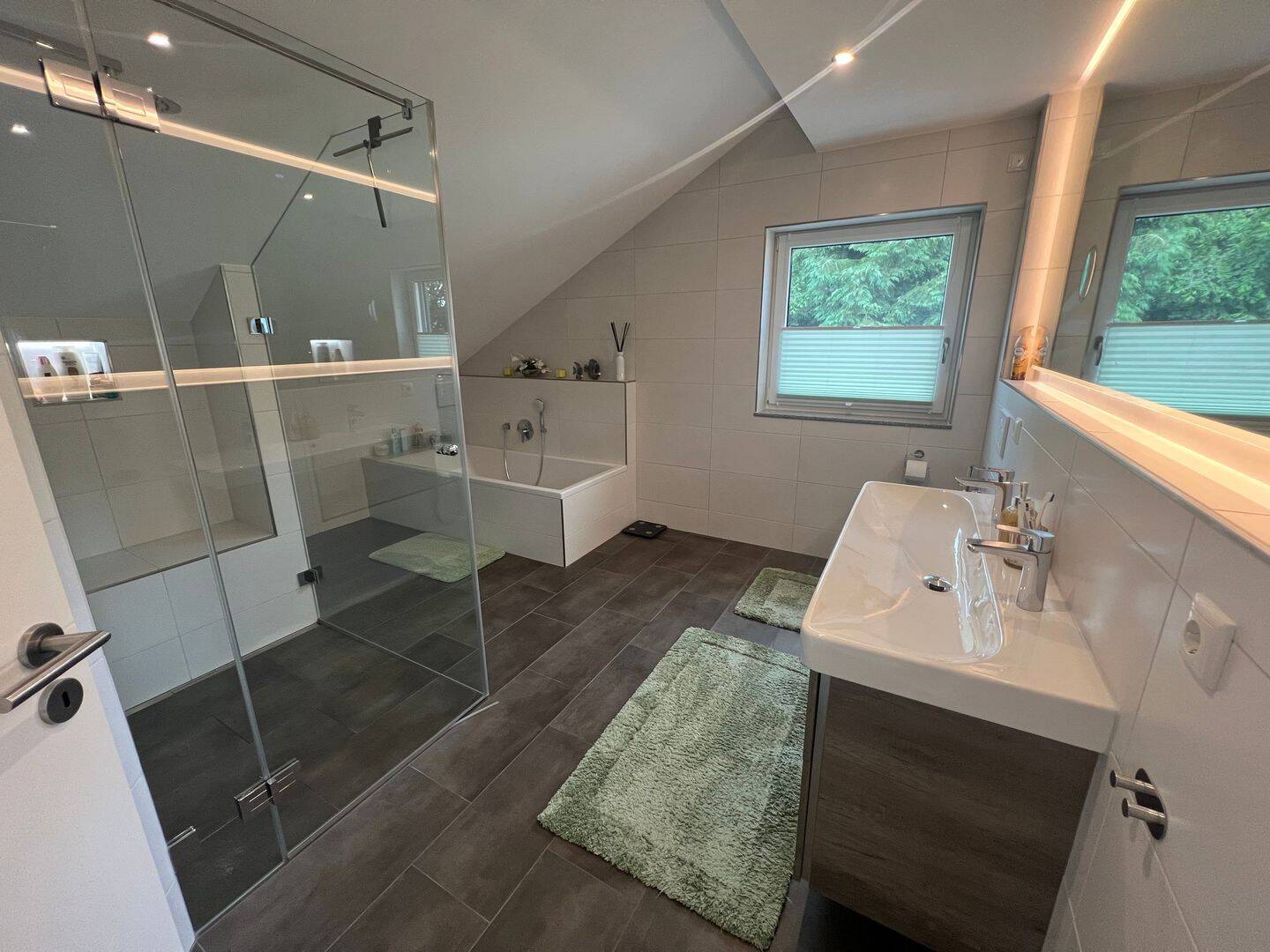 Moderne 4-Zimmer Whg mit Einbauküche Doppelcarport und Balkon, 63768 Hösbach