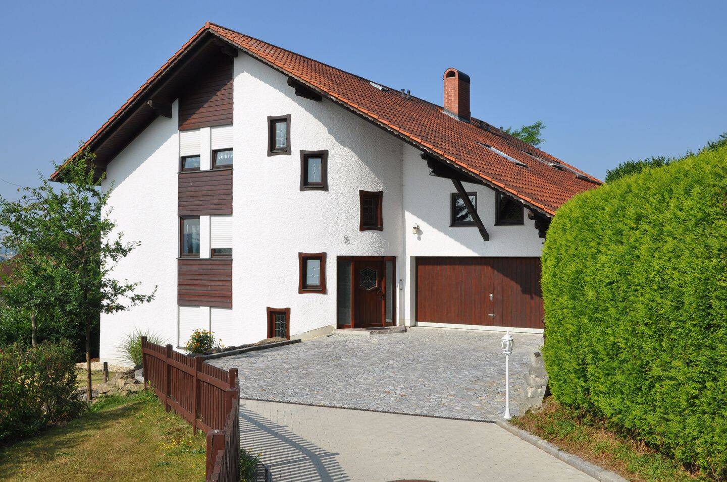 Sonnenverwöhnte 4-Zimmer-Obergeschoßwohnung in gepflegter Landhausvilla mit Balkon und unverbaubarem Fernblick, 94034 Passau (Altstadt Grubweg Hacklberg Hals)