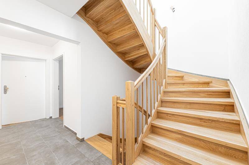 TOP! 3 Zimmer Wohnung im Dachgeschoss eines kernsanierten Wohn- und Geschäftshaus in Peißenberg, 82380 Peißenberg
