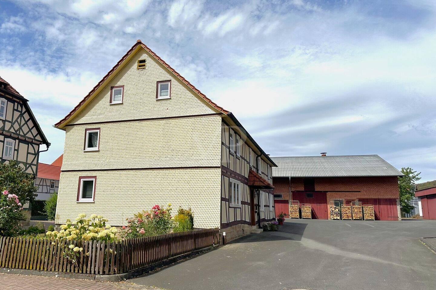 Charmantes Anwesen: Dreiseitenhof mit modernisiertem Wohnhaus und großzügigen Nebengebäuden, 36145 Hofbieber