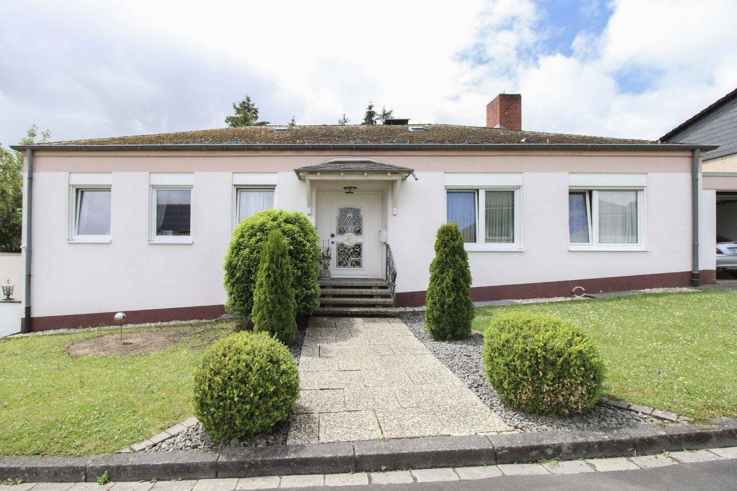 Großzügiges Familienhaus in ruhiger Sackgassenlage mit tollem Garten und vielen Nutzungsoptionen, 54634 Bitburg