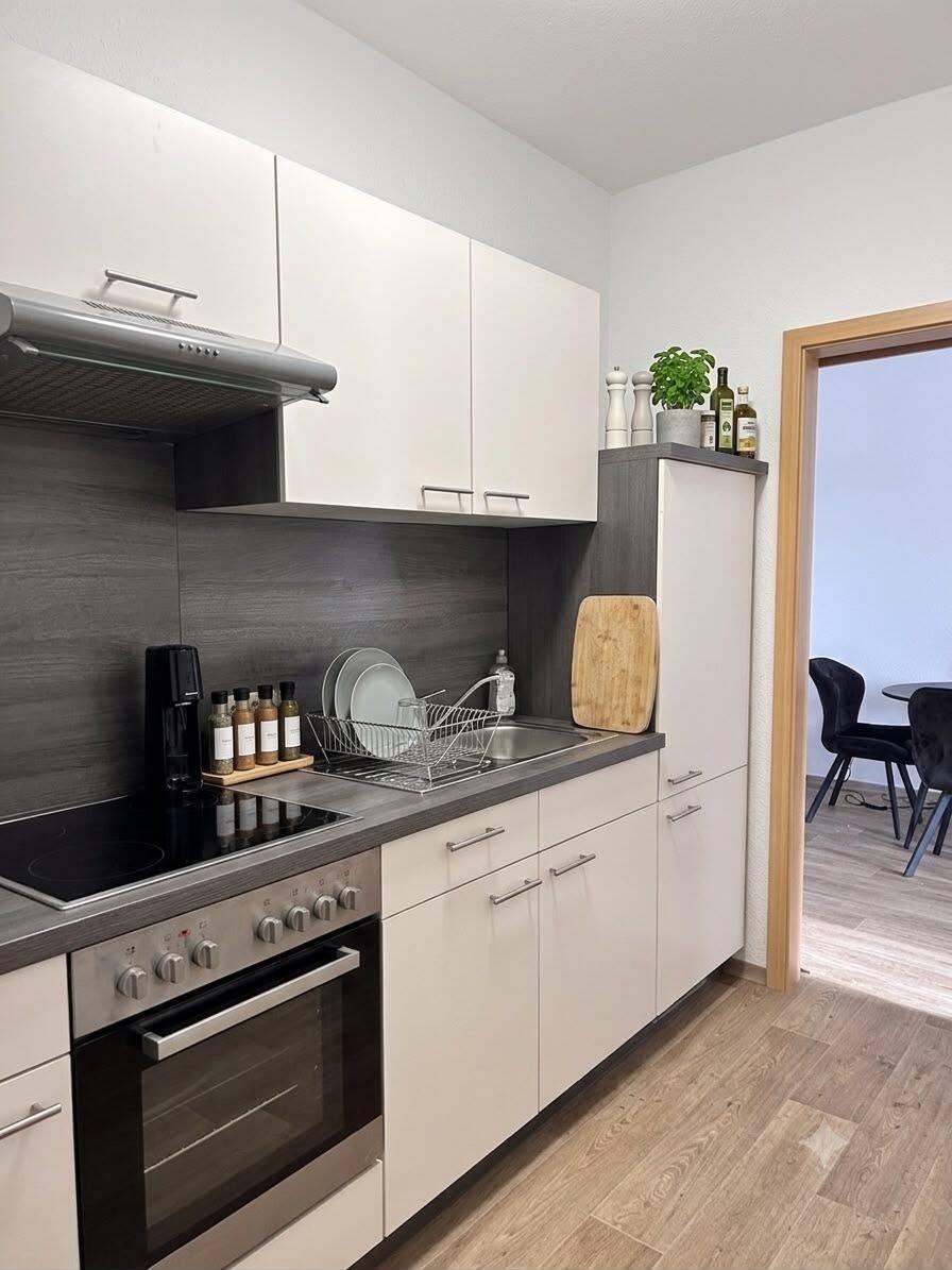 Nachmieter gesucht für charmante Altbauwohnung mit Einbauküche und Aufzug direkt am Markt in Gera., 7545 Gera (Bieblach Innenstadt Ostviertel Pforten Untermhaus)