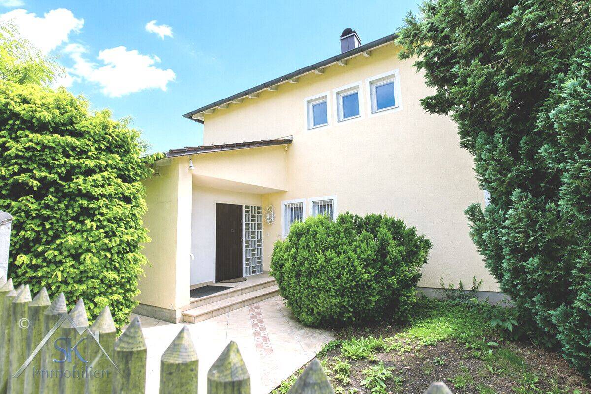 Großes Einfamilienhaus mit Schwimmteich und sehr viel Platz in Puchheim Bhf., 217 qm, Sauna, Garage, 82178 Puchheim