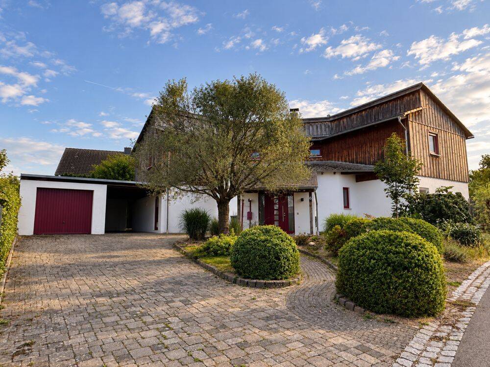 Ein Familienparadies im südlichen Landkreis! Großzügiges Einfamilienhaus in Großheirath, 96269 Großheirath
