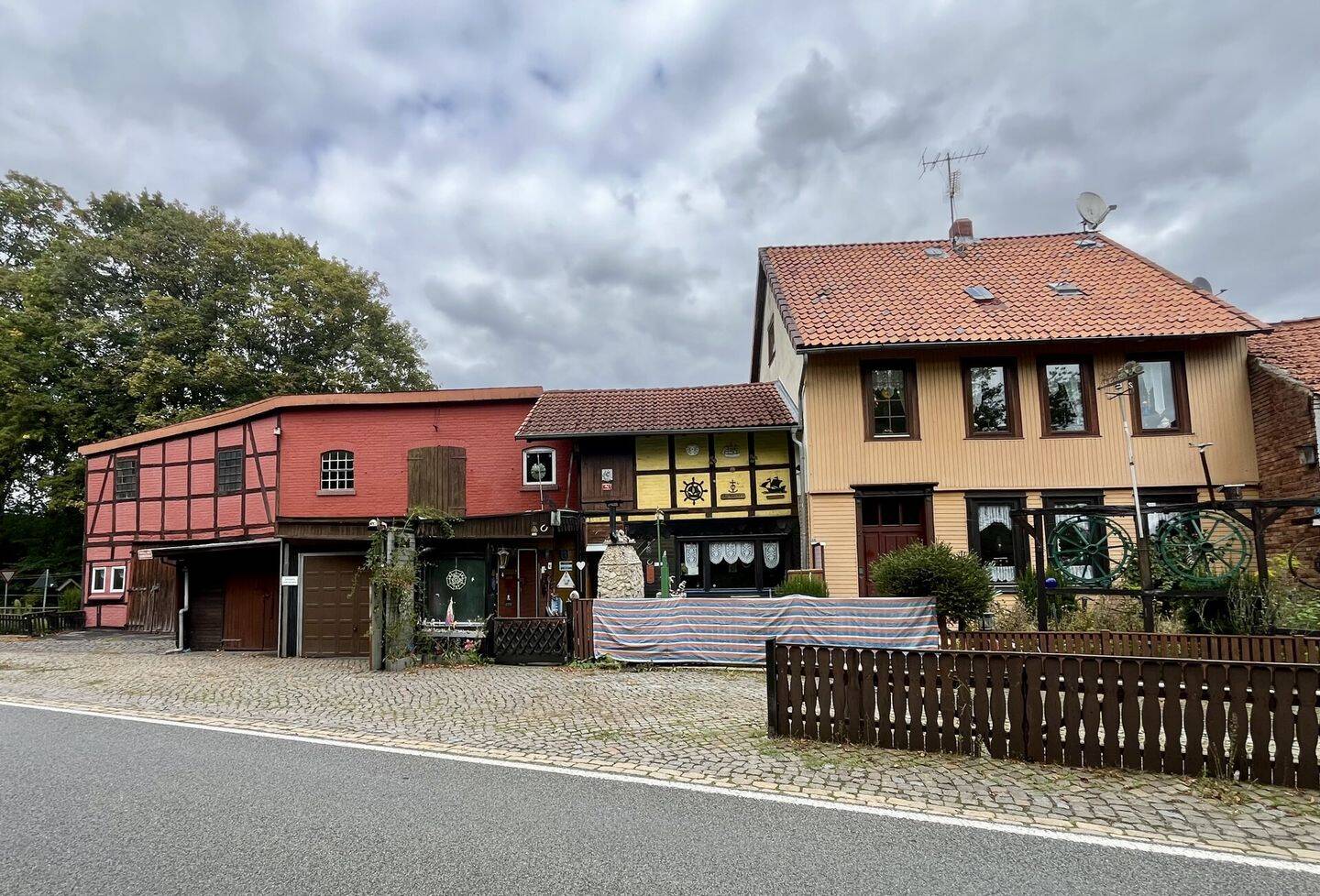 Einfamilienhaus mit Potenzial zum Mehrfamilienhaus und vielseitigen Nebengebäuden in Einbeck-Kuventhal, 37574 Einbeck
