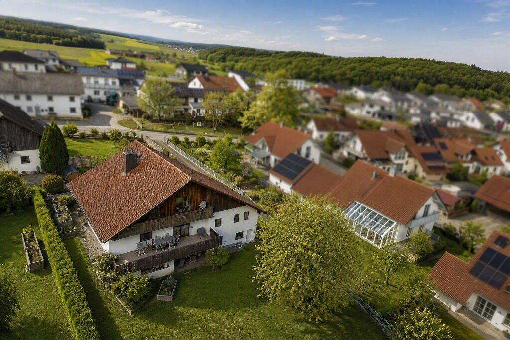 Großes Wohnhaus mit viel Garten in der Gemeinde Kröning, 84178 Kröning