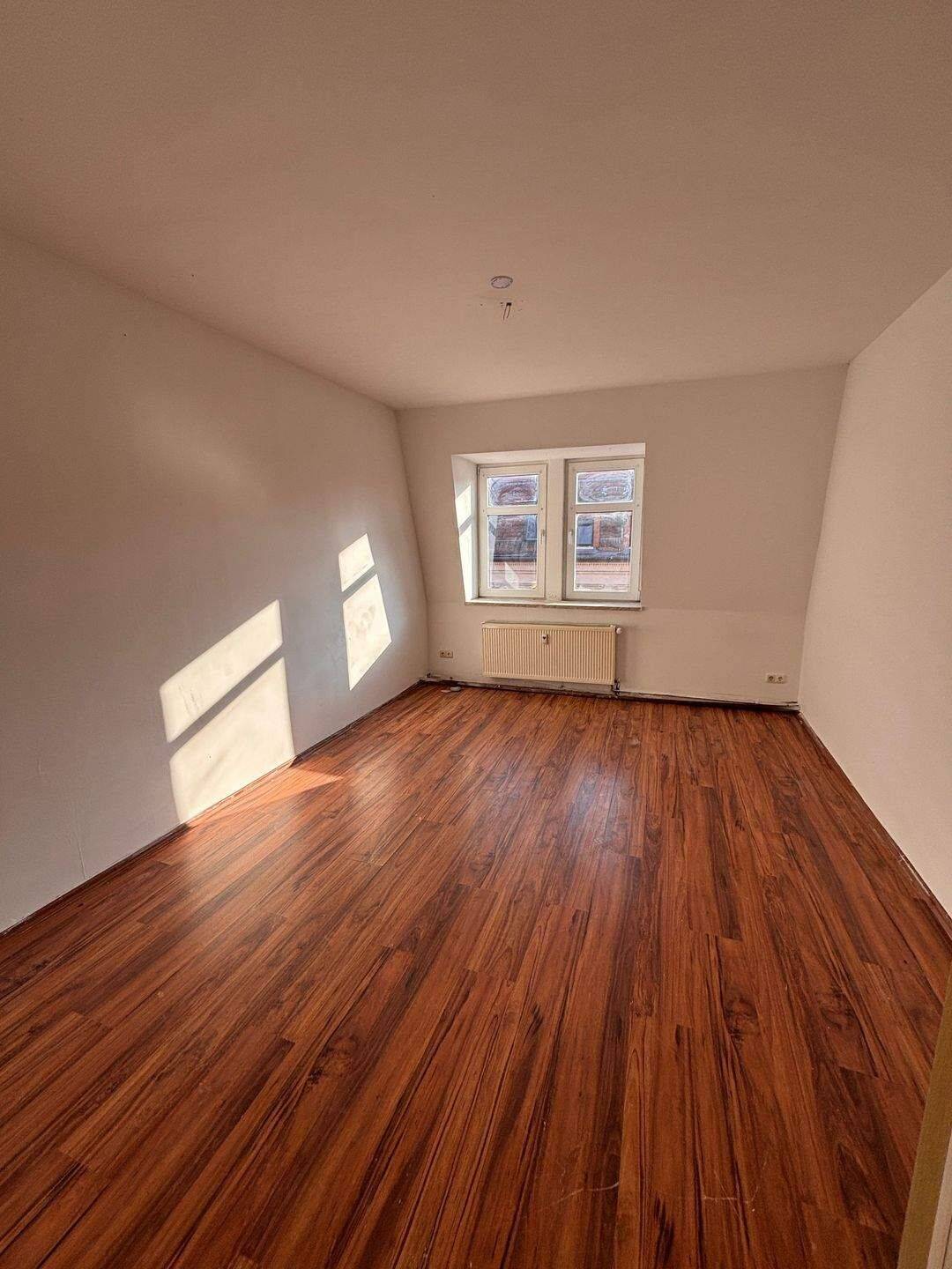 Helle 3-Raum-Wohnung im Dachgeschoss – 56 m² – sofort bezugsfrei – günstige Miete, 6712 Zeitz