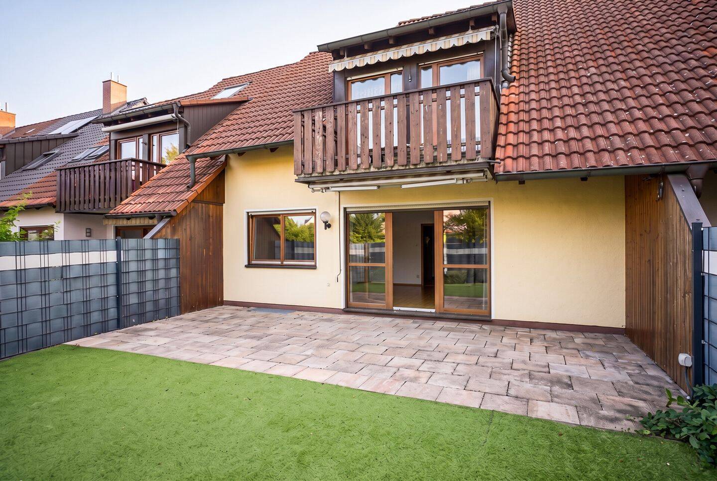 Wohnglück auf mehreren Ebenen – Reihenhaus mit Terrasse & Balkon in Feucht, 90537 Feucht