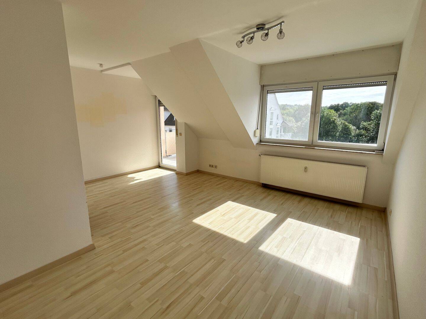 +++Lichtdurchflutete DG-Wohnung mit EBK, Balkon und Aufzug+++, 9126 Chemnitz (Altchemnitz Bernsdorf Gablenz Lutherviertel Sonnenberg)