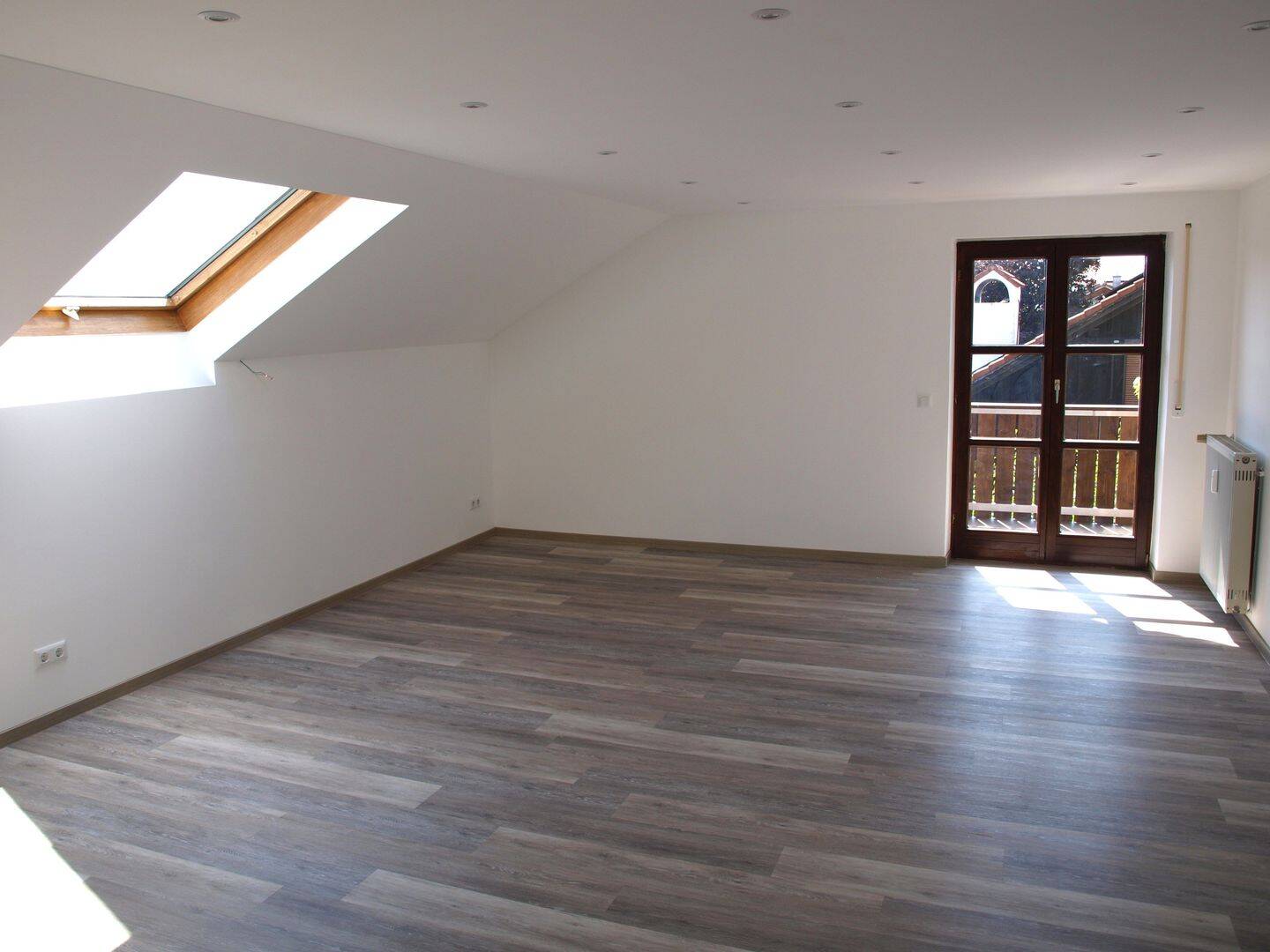 Renovierte und lichtdurchflutete 3-Zi.-DG-Wohnung mit Balkon, 84186 Vilsheim