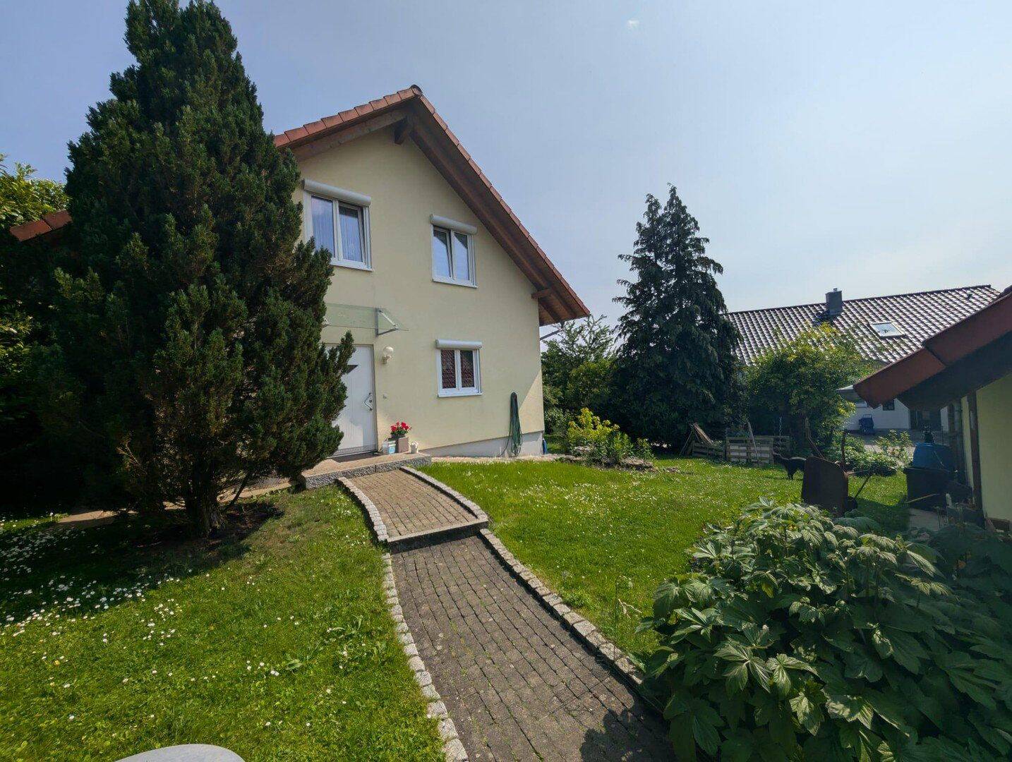Einfamilienhaus mit Doppelgarage mit großem Garten, 78253 Eigeltingen