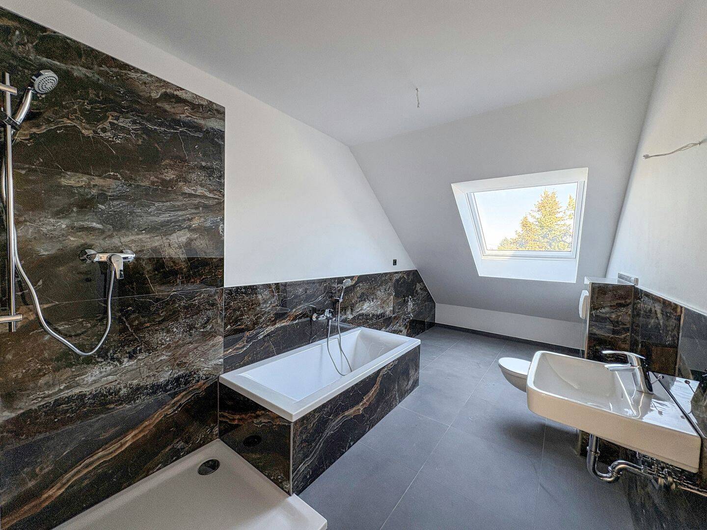 EIN ZUHAUSE MIT LICHT UND STIL | Moderne Dachgeschosswohnung mit 4 Zimmern und Balkon in Borna, 4552 Borna
