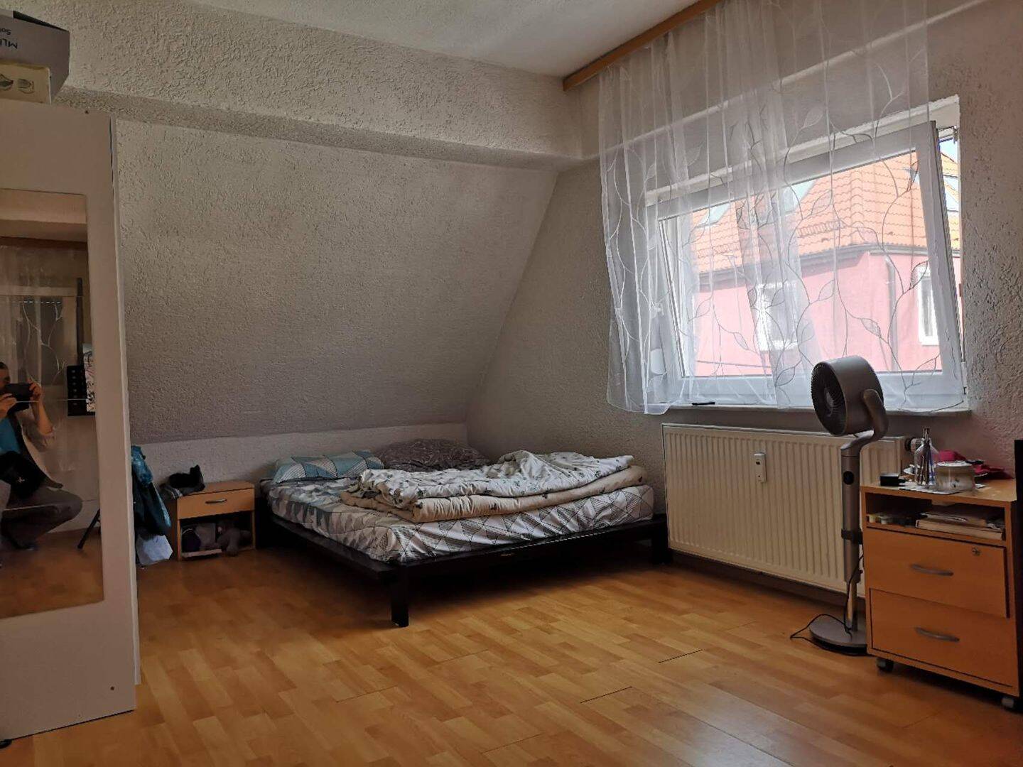 3Zi-Wohnung in DG ist ab 01.12.2026 frei. Kaltmiete 950 Euro., 70435 Stuttgart (Stammheim Zuffenhausen)