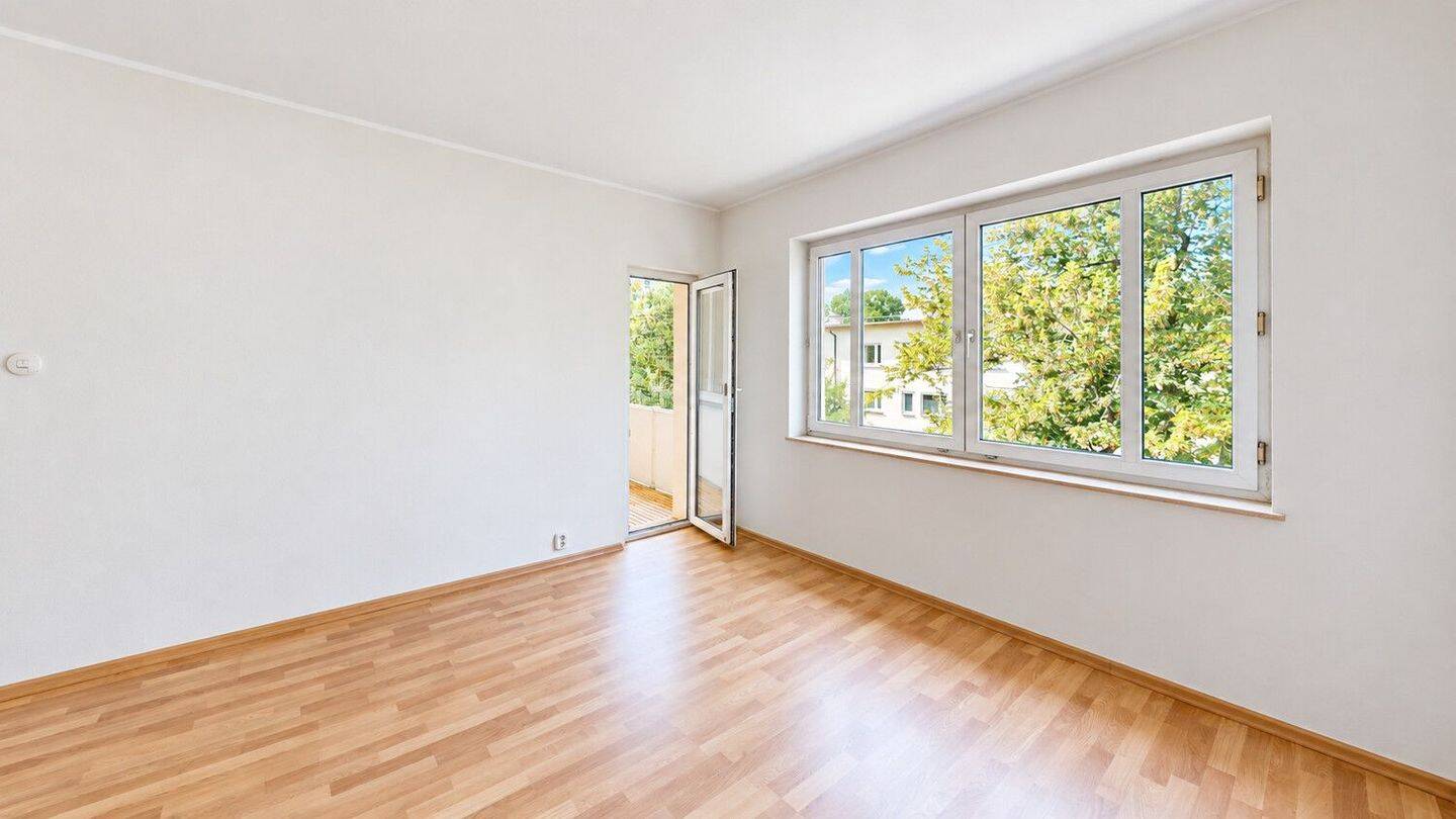 Sanierungsbedürftige Zwei-Zimmer-Wohnung mit Südwestbalkon in ruhiger Lage, 60431 Frankfurt am Main