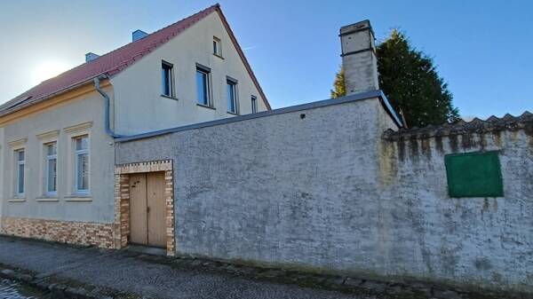 Doppelhaushälfte in ruhiger Lage mit großem Garten und Garage, 39444 Hecklingen