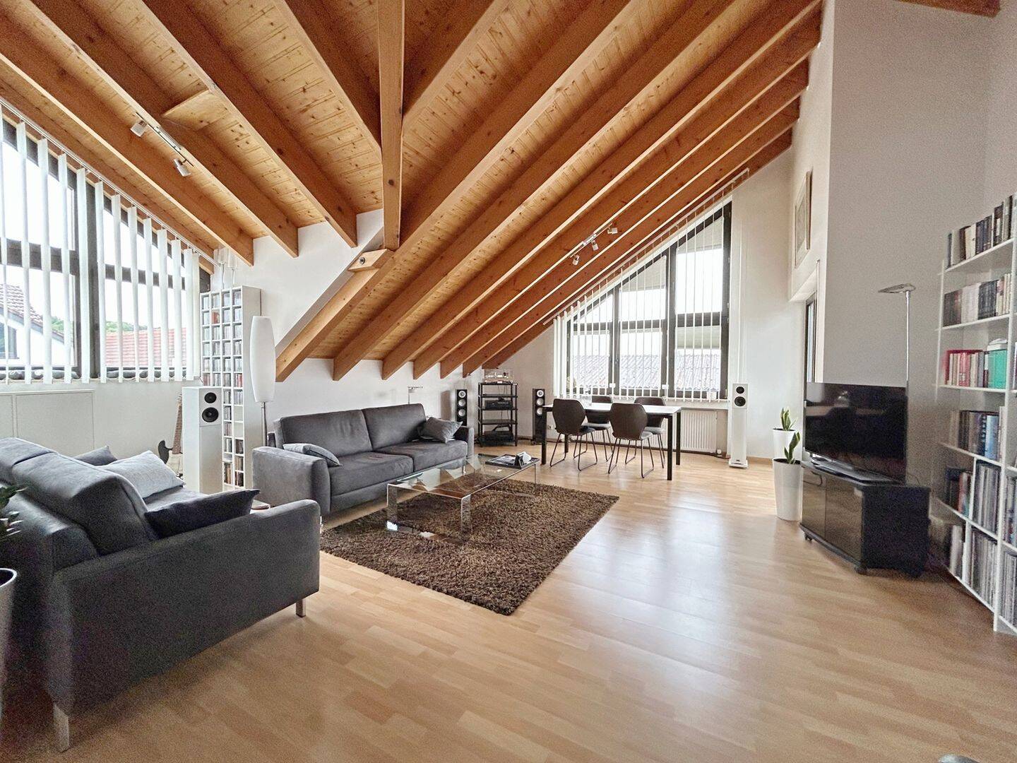 Attraktive Dachgeschosswohnung mit Balkon, Einbauküche und Garage, 65779 Kelkheim (Taunus)