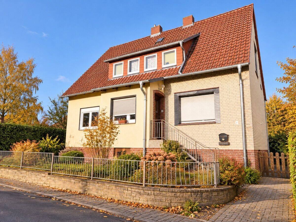 Sanierungsbedürftiges Einfamilienhaus mit Garage auf einem 1010 m² Grundstück in Elze-Sehlde, 31008 Elze