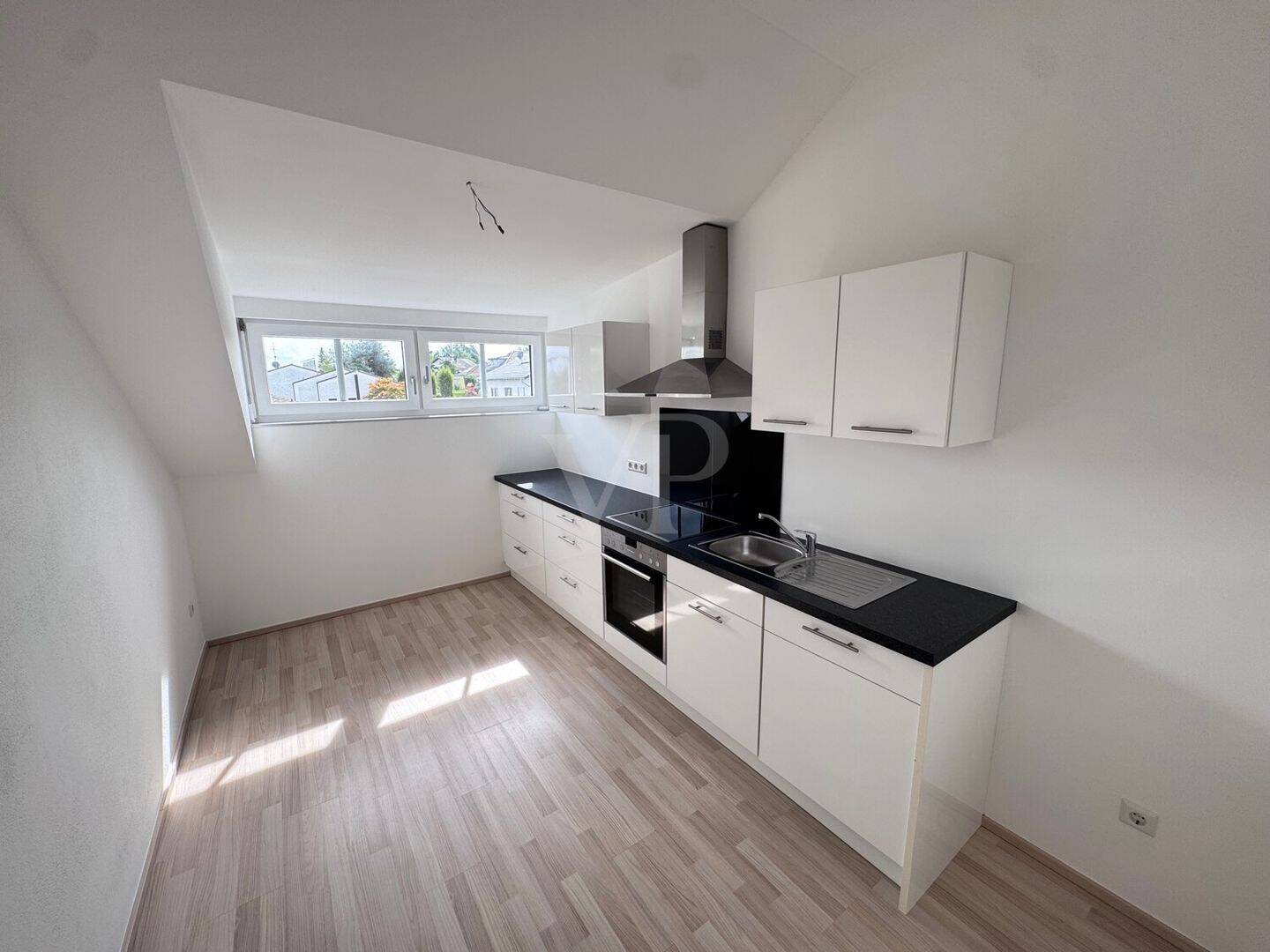 Geräumige und gepflegte Wohnung mit Stellplatz und Küche, 94469 Deggendorf