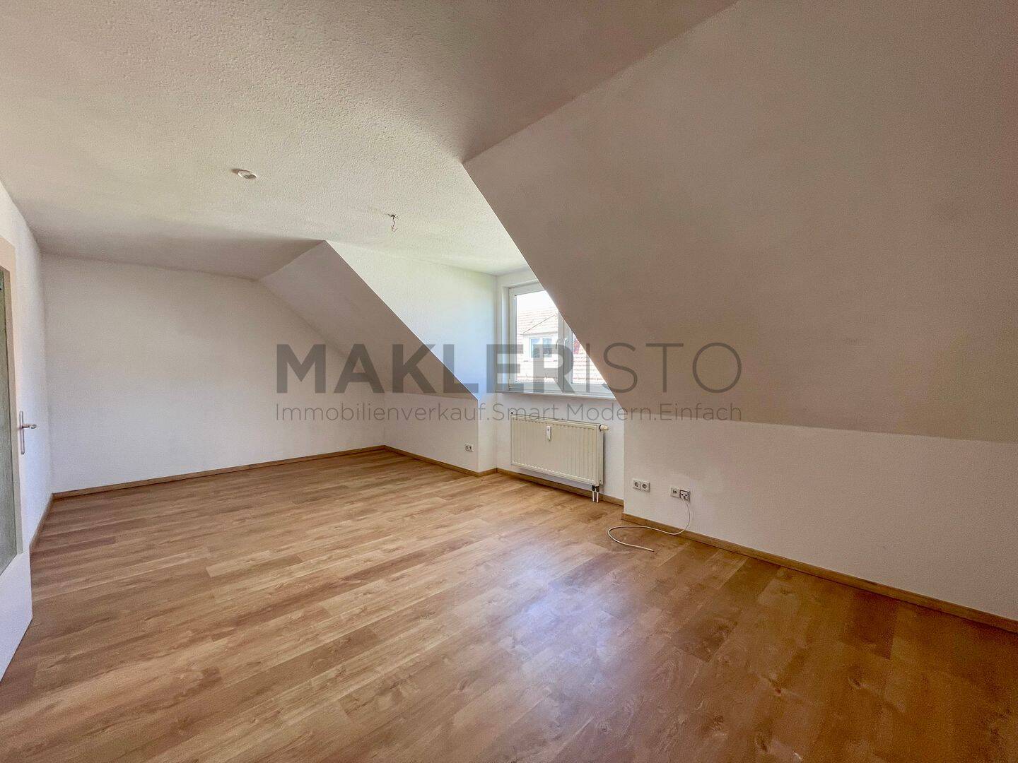 **Helle 1-Zimmer-Dachgeschosswohnung mit EBK & Tageslichtbad in Dresden-Löbtau**, 1159 Dresden