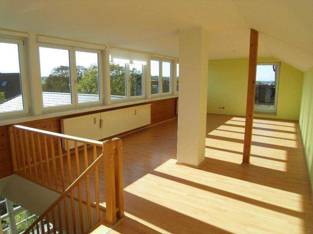 Wohnen im Dachgeschoss mit großer Terrasse und fantastischem Weitblick, 9232 Hartmannsdorf