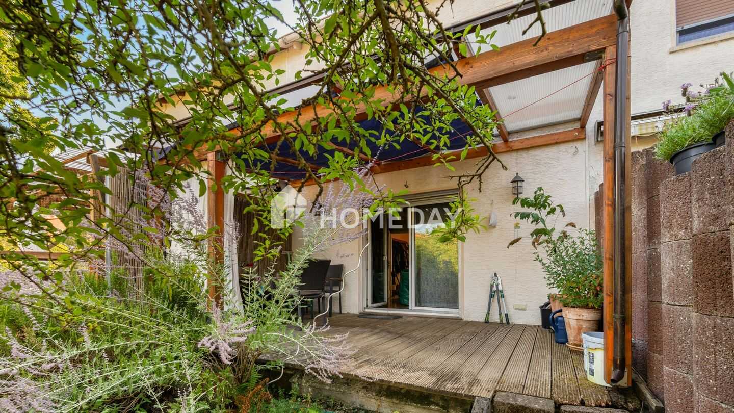 Renovierungsbedürftiges Reihenhaus mit großem Garten, Terrasse, Keller und Garage in Langen, 63225 Langen (Hessen)