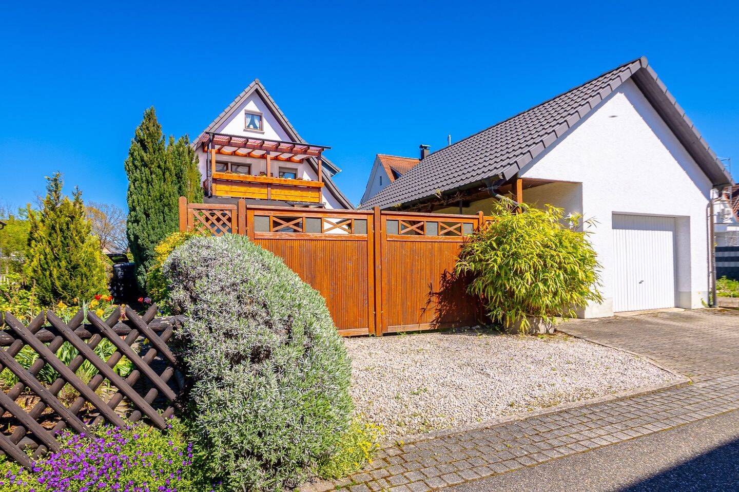 Sehr gepflegt! Wohngemütlich! Doppelhaushälfte mit Garten – zentrumsnah und ruhig gelegen, 77855 Achern