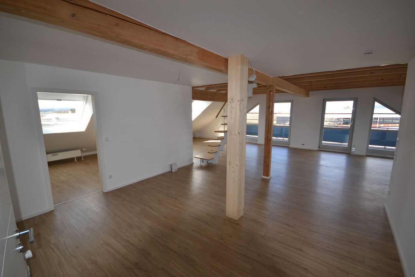 Großzügige Dachgeschosswohnung mit Galerie und großer, geschützter Dachterrasse, 82362 Weilheim i. OB