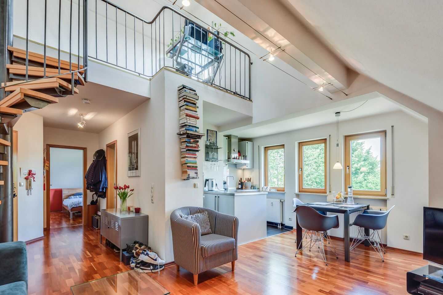 Idyllische 2,5-Zimmer-Galeriewohnung direkt an der Würm – ruhig, hell & besonders, 80999 München (Allach-Untermenzing)