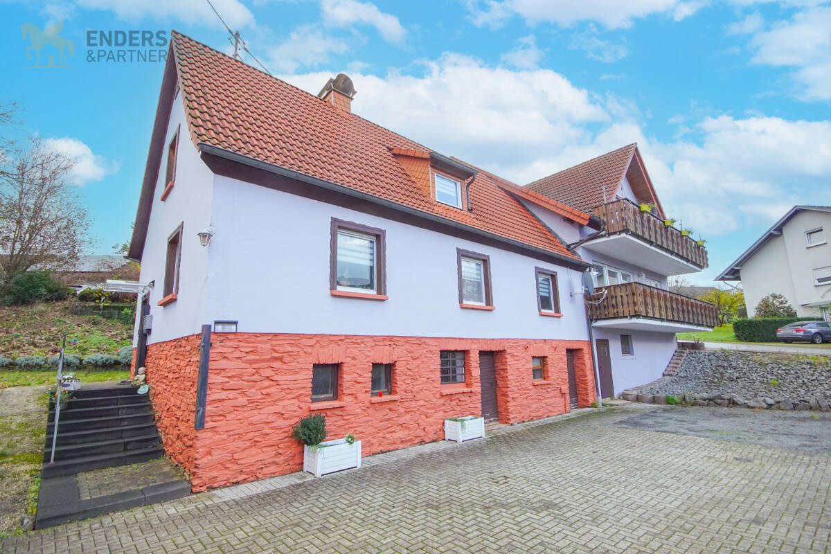 Schönes Einfamilienhaus mit Garten, Terrasse und Garage in Flußbach, 54516 Flußbach