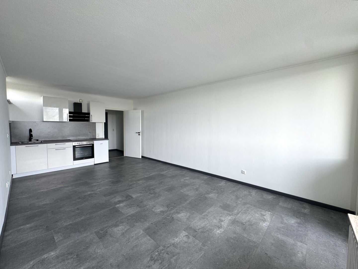 Bezugsfertig mit Skylineblick – renoviertes 1-Zimmer-Apartment in Frankfurt Nied, 65934 Frankfurt am Main (Höchst Nied)