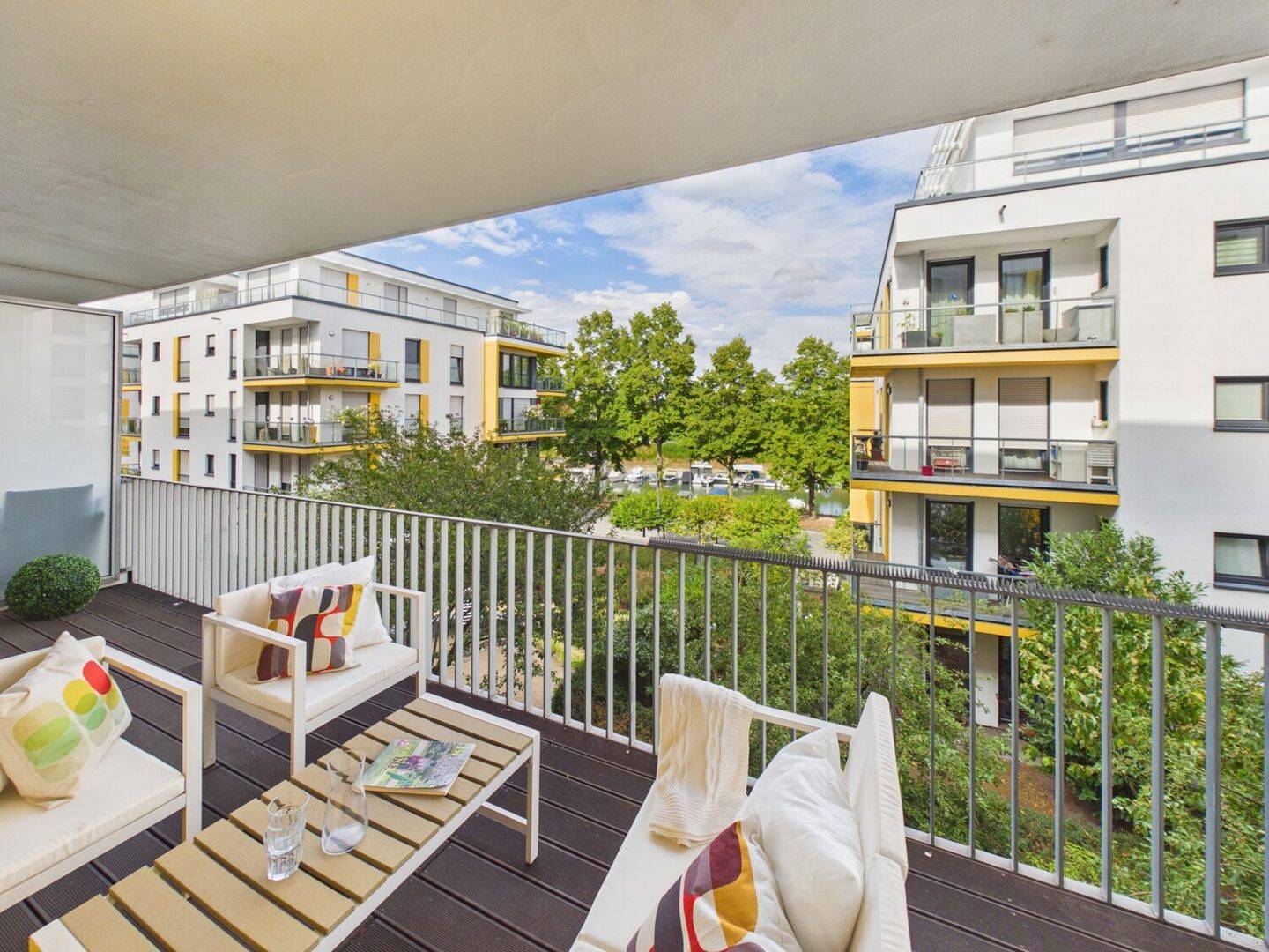 Wohnen mit Rheinblick – Stilvolle 3-Zimmer-Wohnung mit zwei Balkonen & zwei Tiefgaragenstellplätzen, 55131 Mainz (Altstadt Neustadt Oberstadt Weisenau)