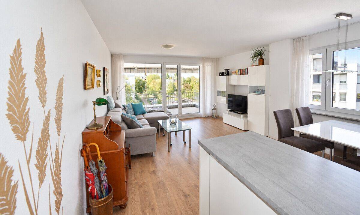 Balkon, Bahnhof, Beste Aussichten: Neuwertige 2-Zimmer-Wohnung in Bietigheim, 74321 Bietigheim-Bissingen