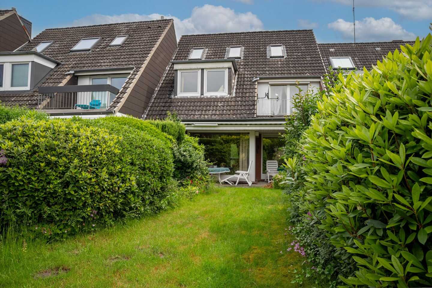 Großes Reihenhaus mit neuer Heizung, Garten, Balkon und Carport in ruhiger Lage Wedels mit Potential, 22880 Wedel