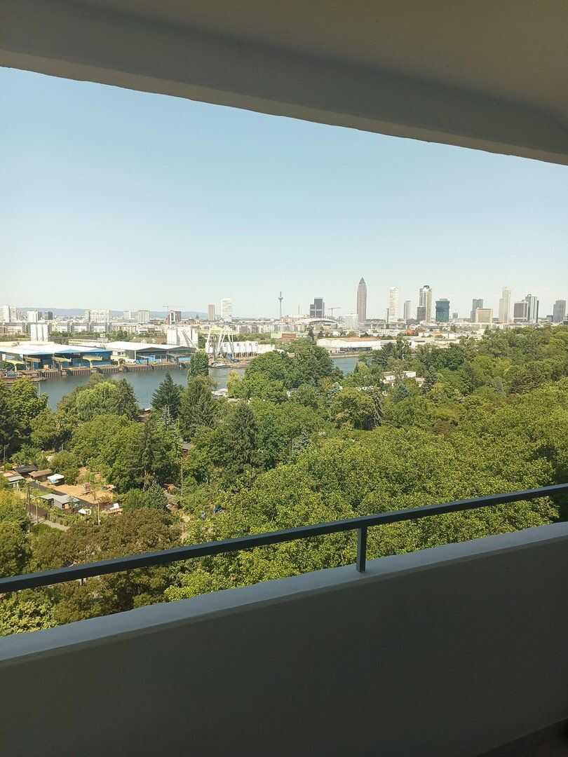 Toller Balkonblick über den Main und Frankfurt Komplettsanierung, 60528 Frankfurt am Main (Niederrad Sachsenhausen Schwanheim)