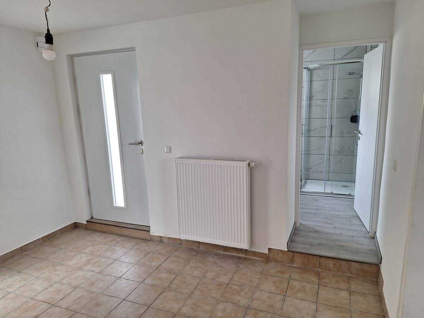 Sanierte helle 2-Zimmer Wohnung mit Freisitz, 65931 Frankfurt am Main (Sindlingen Zeilsheim)