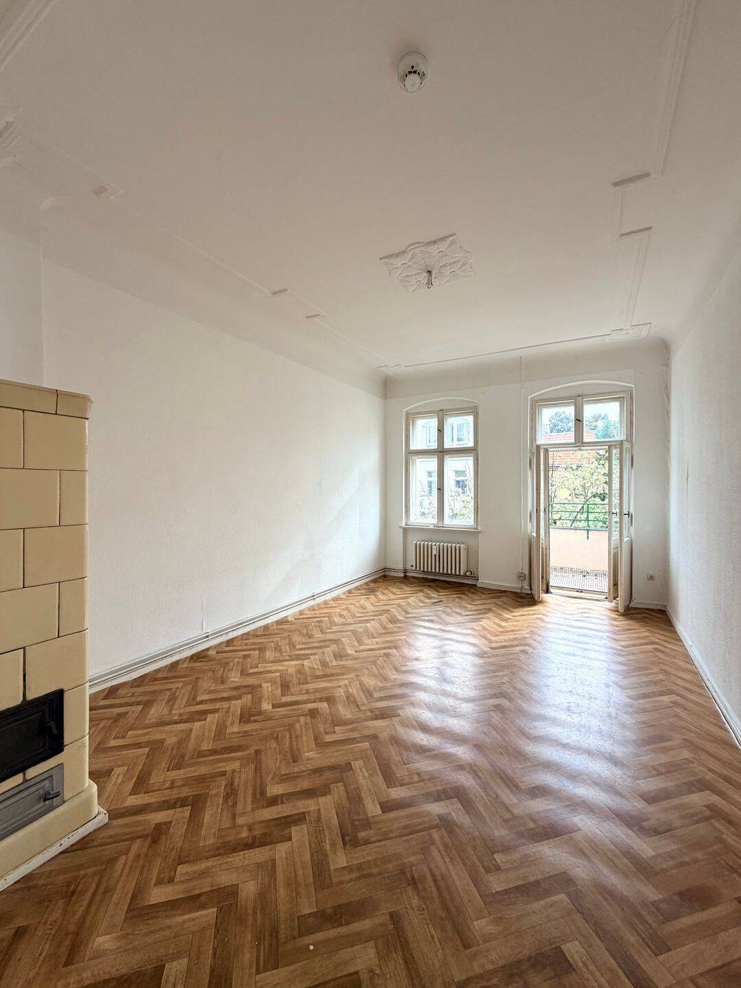 Altbau zum Verwirklichen – 2 Zimmer mit Stuck, Kachelofen und Südwestbalkon, 13349 Berlin (Mitte Kolonie Freudental Kolonie Nordpol Wedding)