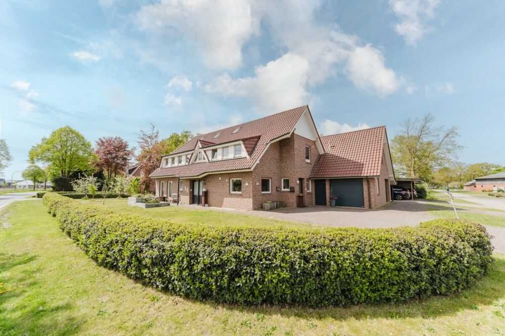 Sehr attraktives Wohnhaus mit zwei Einheiten und großem Außenbereich in Laar, 49824 Laar
