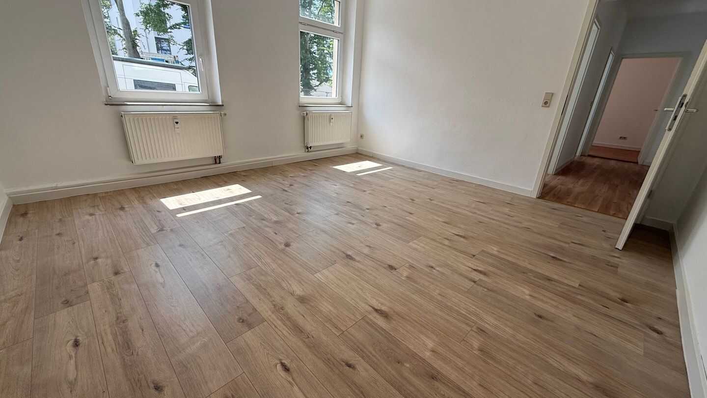 Laminat – Bad mit Wanne+Fenster – frei ab 1.5.26, 9232 Hartmannsdorf