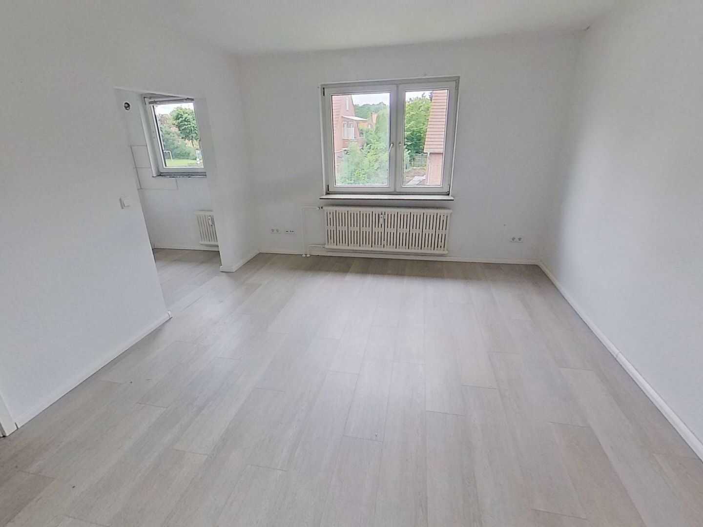 Lichtdurchfluteter Charmeträger: Effiziente 3-Zimmer-Wohnung mit Tageslichtbad in ruhiger Lage von Emden, 26725 Emden