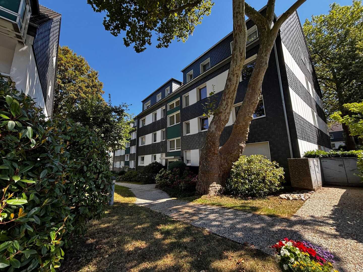 Bezugsfreie 3-Zimmer-Eigentumswohnung in Essen-Bredeney mit Balkon, 2 Stellplätzen und Tiefgaragenstellplatz, 45133 Essen (Bredeney Rüttenscheid Schuir Stadtwald)