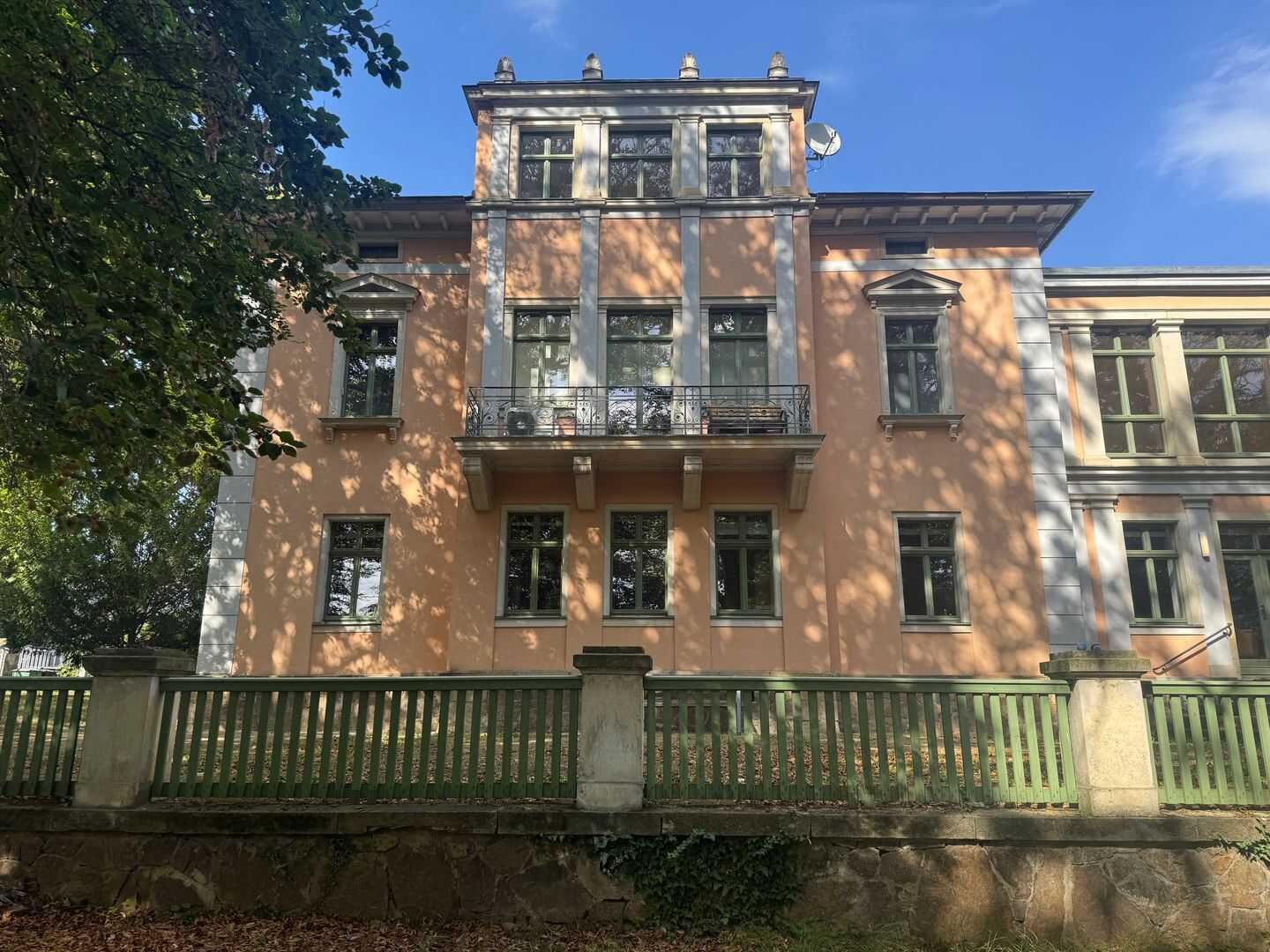 Besonderes Wohnen – Individuelle 4-Zi.-Dachgeschosswohnung mit Parkblick und historischem Ambiente, 1445 Radebeul